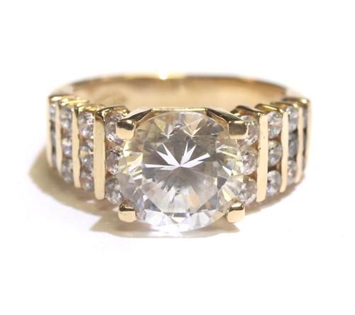 Anillo de moda de circonita cúbica de circonita cúbica de oro amarillo de 14 quilates canal de banda de moda de 6,3 g