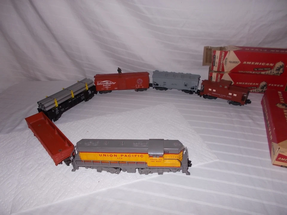 AMERICAN FLYER SET #20325 WITH 372 UP ENGINE FREIGHT CARS NICE! LOT #R-15 - Image 2 of 4