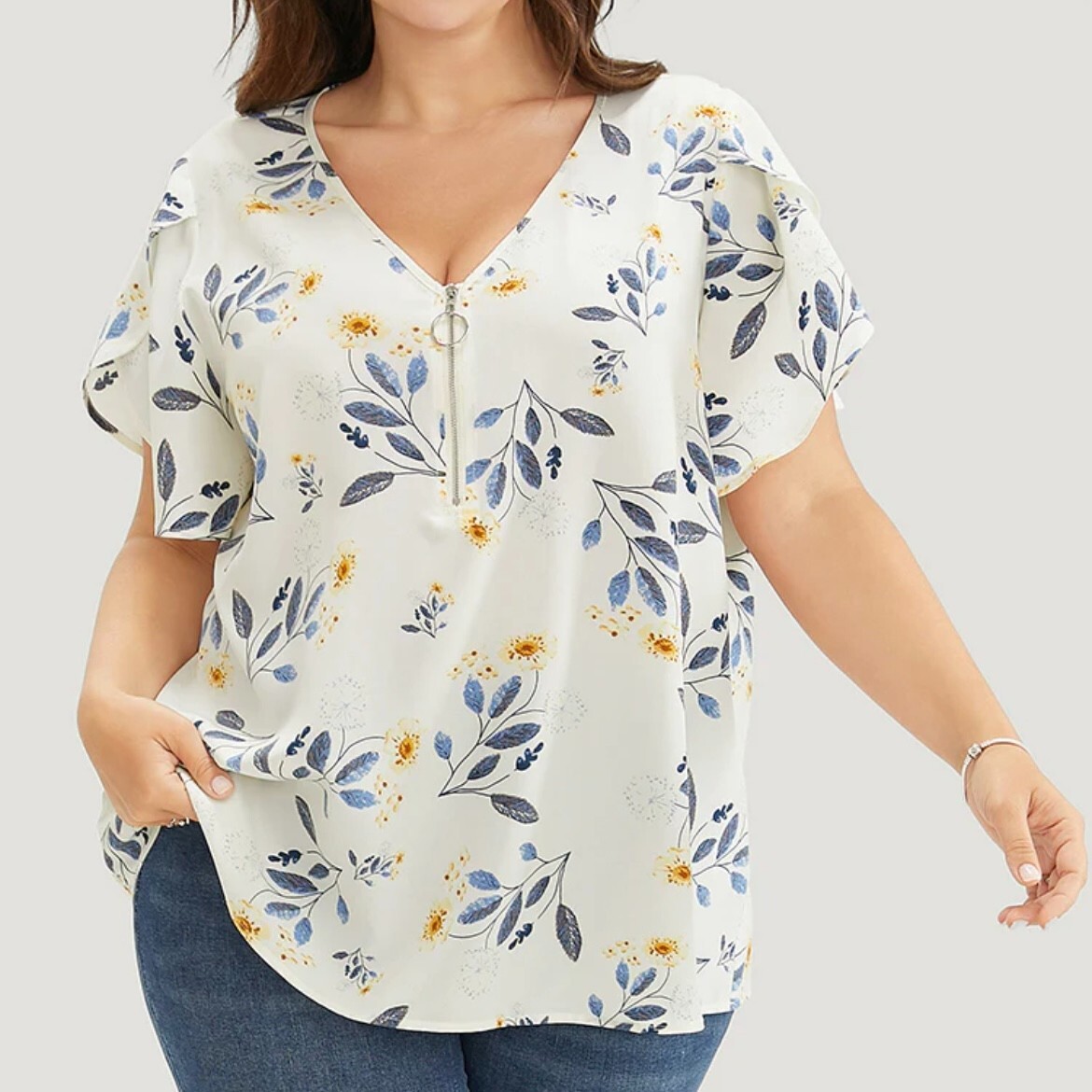 BLOOMCHIC Top plus 1X 14 16 Beige Blue Floral petal sleeve BLOOMCHIC Top plus 1X 14 16 Beige Blue Floral petal sleeve