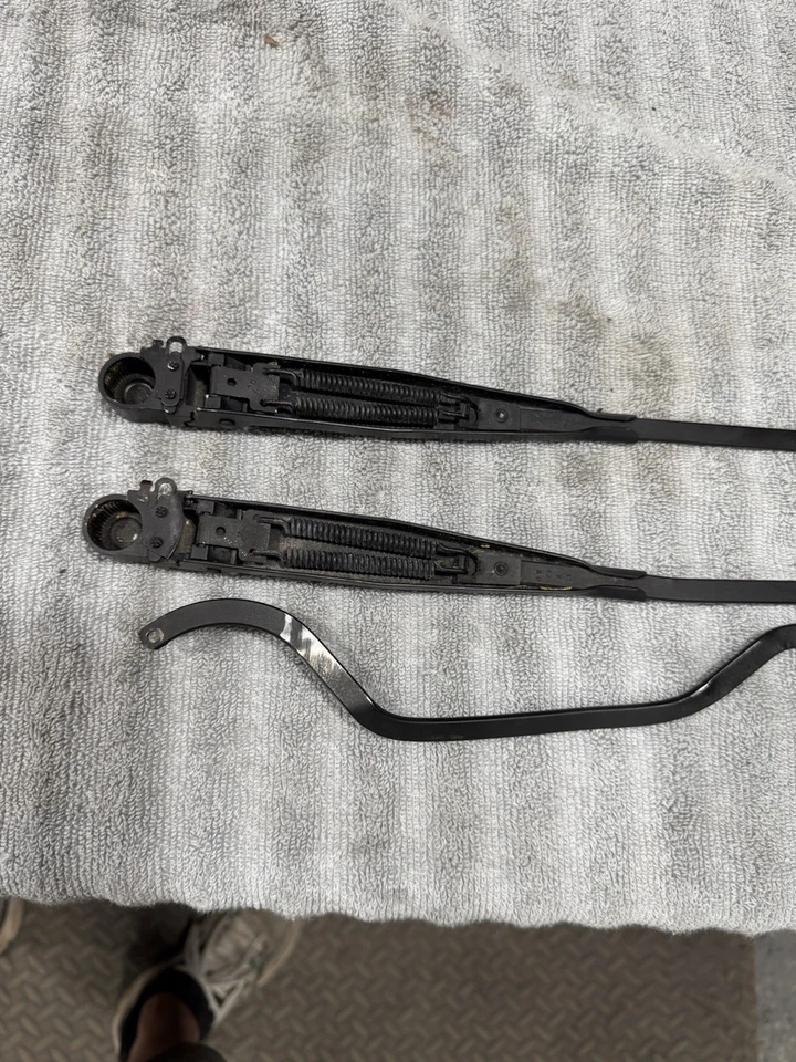1984 1985 1986 1987 1988 1989 1990 1991 1992 Oem Lincoln Mark VII Wiper Arm Set - Image 4 of 4