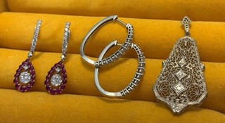 Lote de 3 pendientes y colgantes de oro macizo 18k y 14k con piedras y diamantes 11 gramos