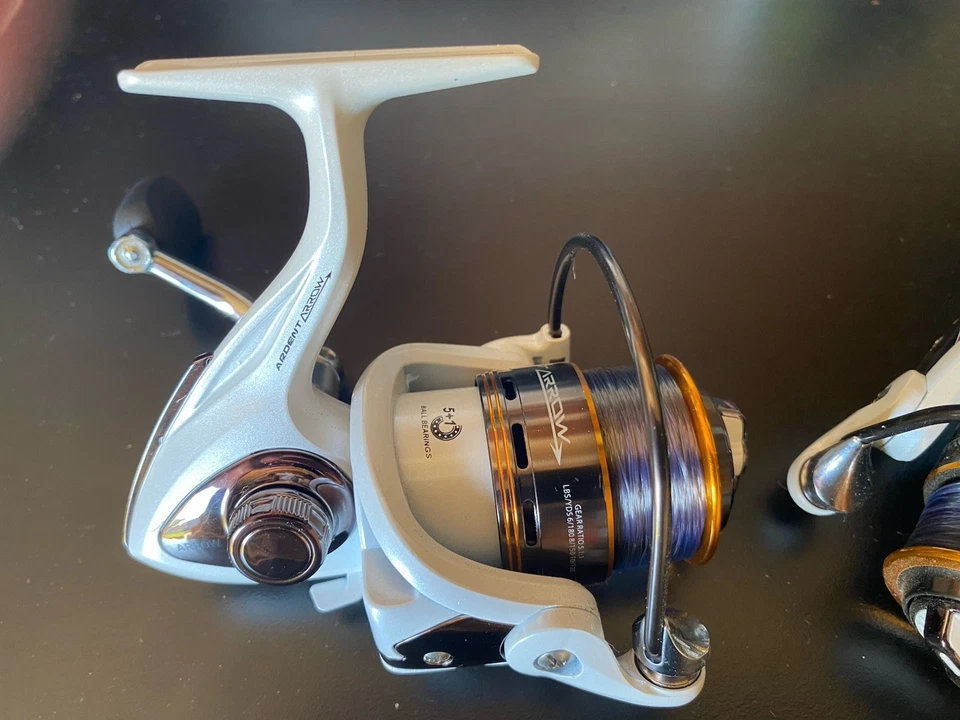 Carrete de pesca giratorio con flecha ardiente ligeramente usado 2000 ~ relación 5,1:1 Foto 2 de 2