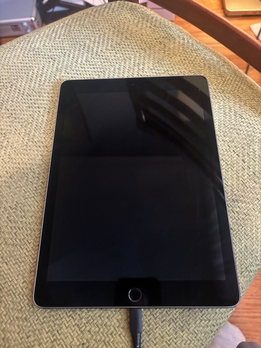 Apple iPad Pro (9.7-inch) A1674 128 GB, Wi-Fi + 4G, 9.7 in - Space