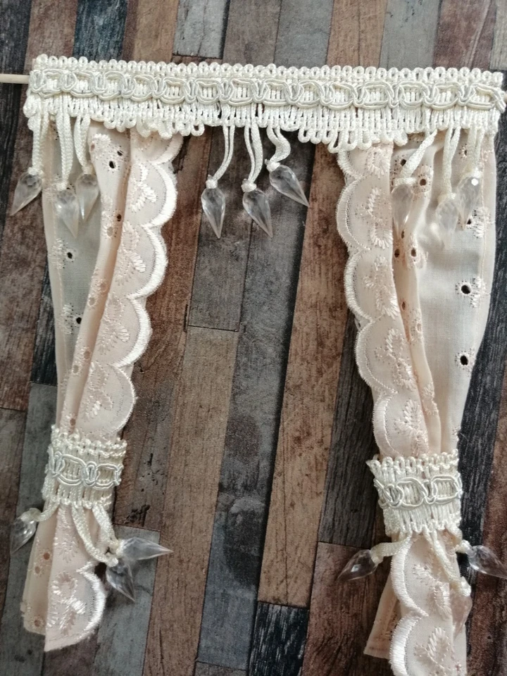 Prächtige beige-cremefarbene Spitzen-Gardine,21cmlang Puppenstube 1:12,1:10 - Bild 2 von 2