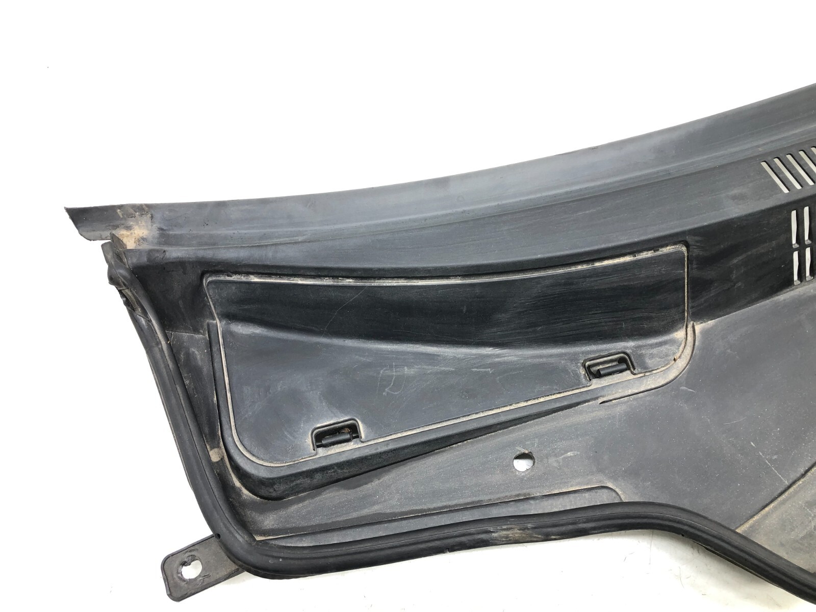 2014-2019 MASERATI GHIBLI SQ4 FRONT WINDSHIELD WIPER COWL PANEL OEM.