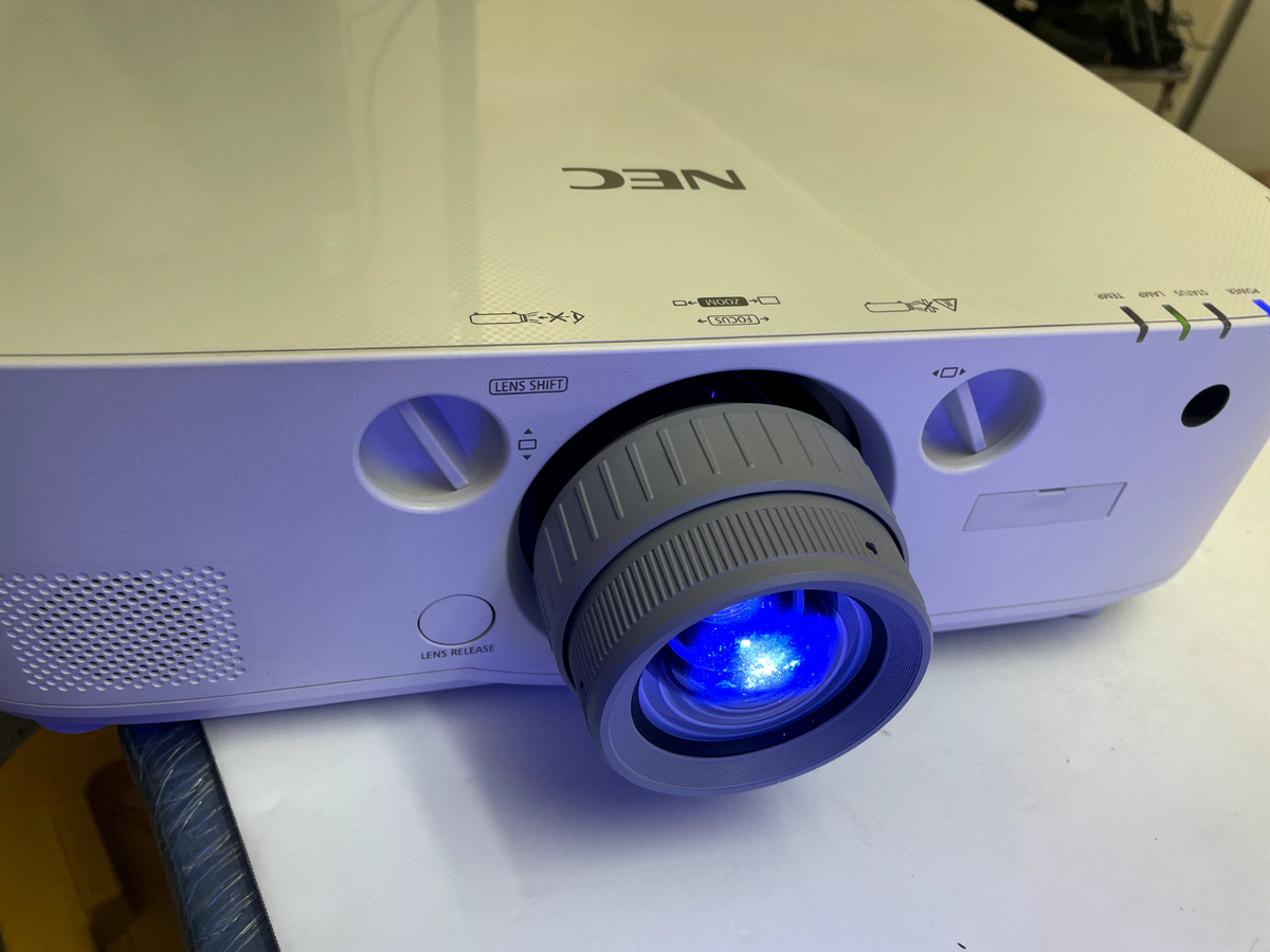 NEC プロジェクタ NP-PA521U 【公式通販】