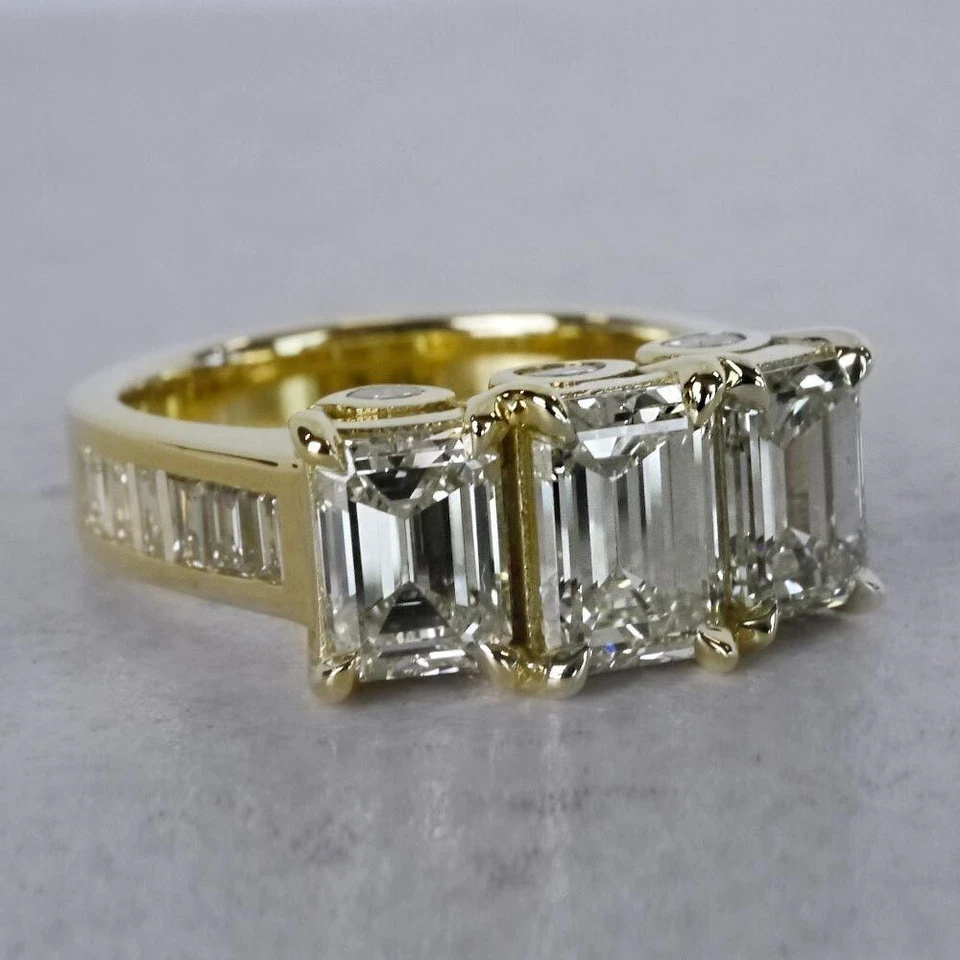 Anillo de compromiso único de moissanita corte esmeralda de 3,0 quilates enchapado en oro amarillo de 14 quilates Foto 3 de 4