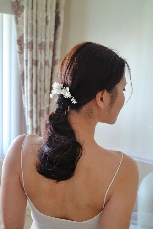 Peine de pelo de camelia con incrustaciones de cristal de Swarovski en plata de ley | Hecho a mano Foto 4 de 4