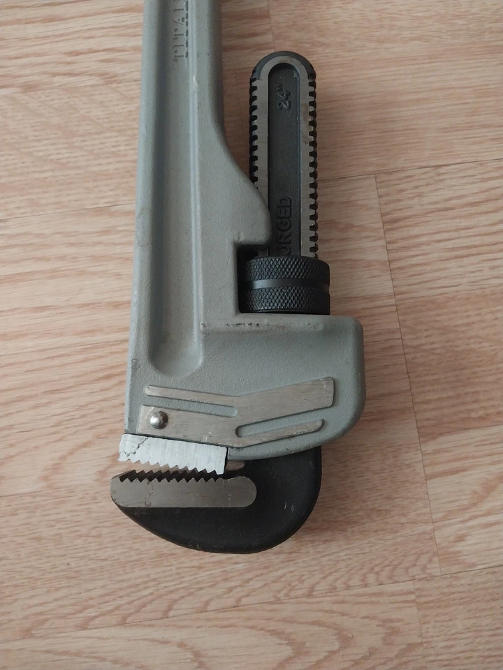 24" Alum. Pipe Wrench, Proto J824A Straight Aluminum 6" Pipe Capacity Titalum - Image 4 of 4