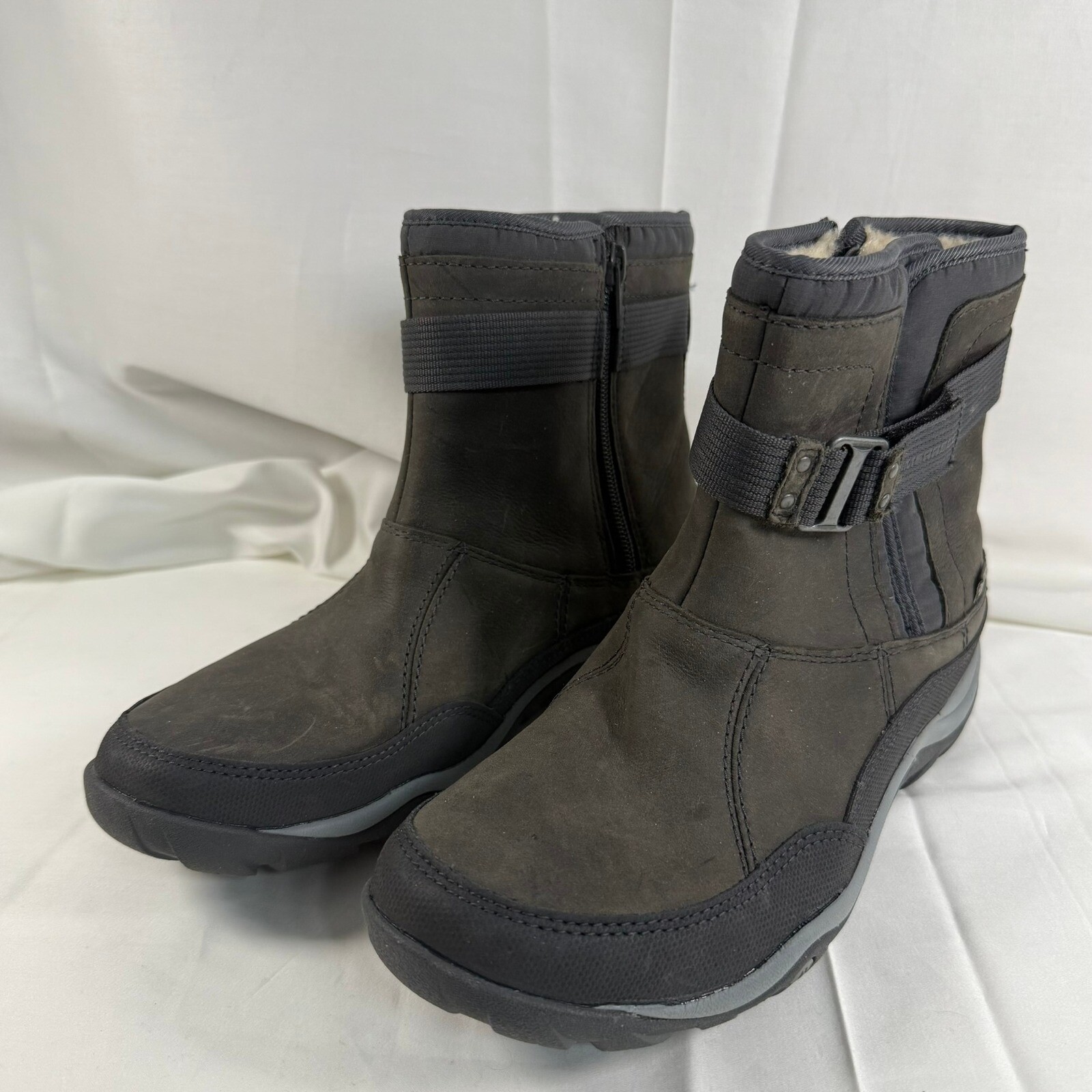 Stivali invernali impermeabili Merrell foderati in pelliccia sintetica dettaglio fibbia US 7