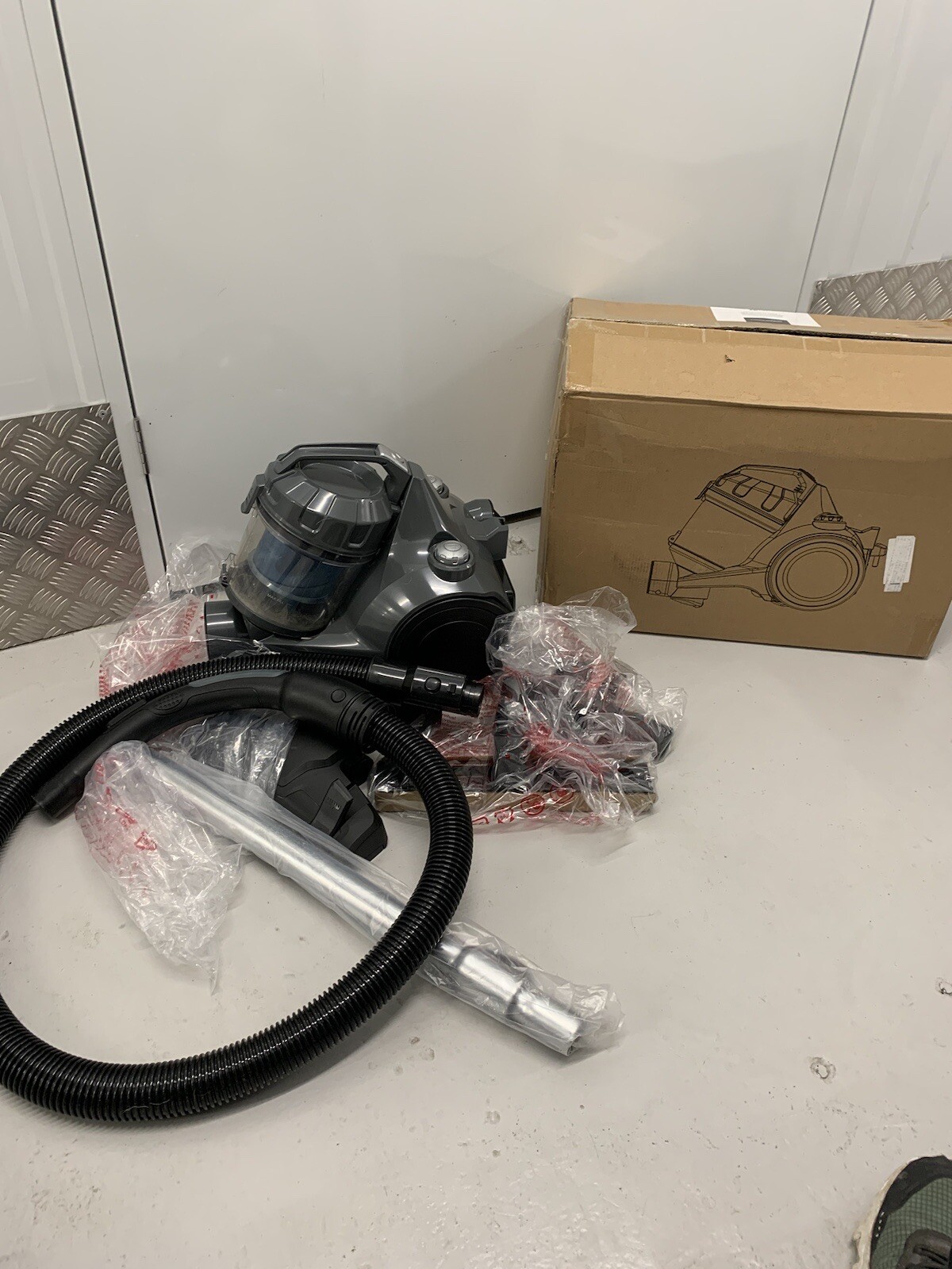 AMAZON BASICS CYLINDER BAGLESS VACUUM CLEANER / WITH HEPA FILTER FOR