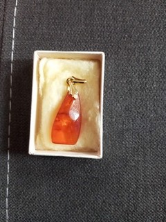Bernstein Anhänger Groß In Orange Mit Vergoldeter Öse Aus Den 1970er Jahre