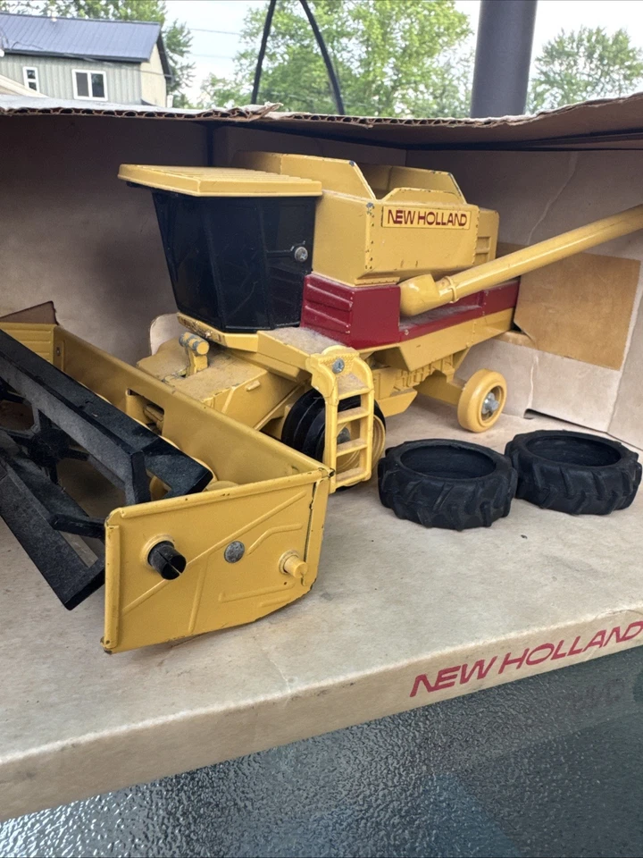 1/32 NEW HOLLAND COMBINE w/BOTH HEADS NIB - Image 3 of 4