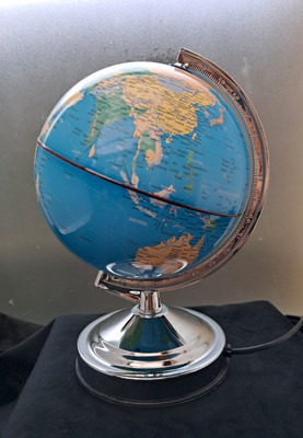 GLOBE LLOYTRON MODELL L7201CH. BELEUCHTENDER WELTGLOBUS. 4-WEGE TOUCH LAMPE. CHROM