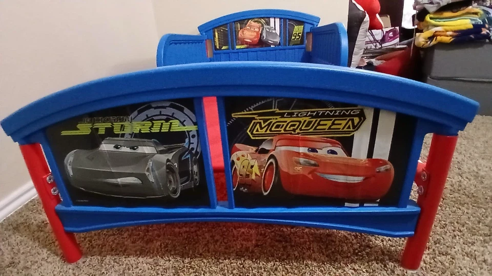 Cama de plástico para niños pequeños Delta Disney/Pixar Cars. Azul y rojo Foto 2 de 4