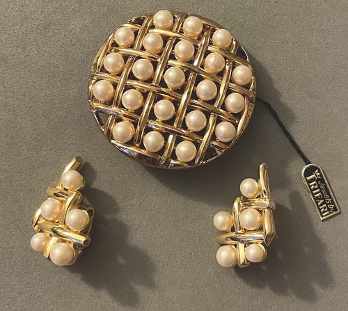Juego de aretes prendedores circulares de celosía de perlas de imitación tono dorado TRIFARI como nuevos con corona de etiqueta