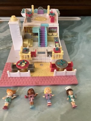 Polly Pocket Vintage 1990 vintage Pizzeria Play set w/ all 4 Figures