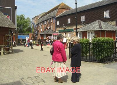 FOTO WILTON SHOPPING VILLAGE DIE GEBÄUDE DER WILTON TEPPICHFABRIK JETZT HO