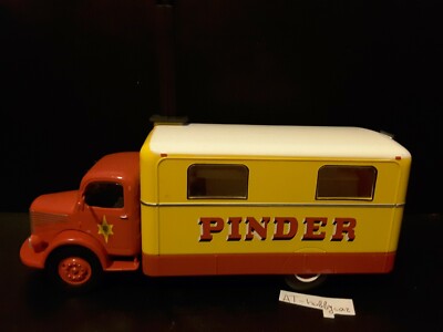Unic Cuisine Pinder Circus 1952 Diecast in scale 1/43 