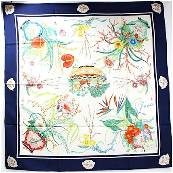 Authentique foulard Gucci en soie blanc x bleu marine motif floral occasion rang AB GUCCI  
