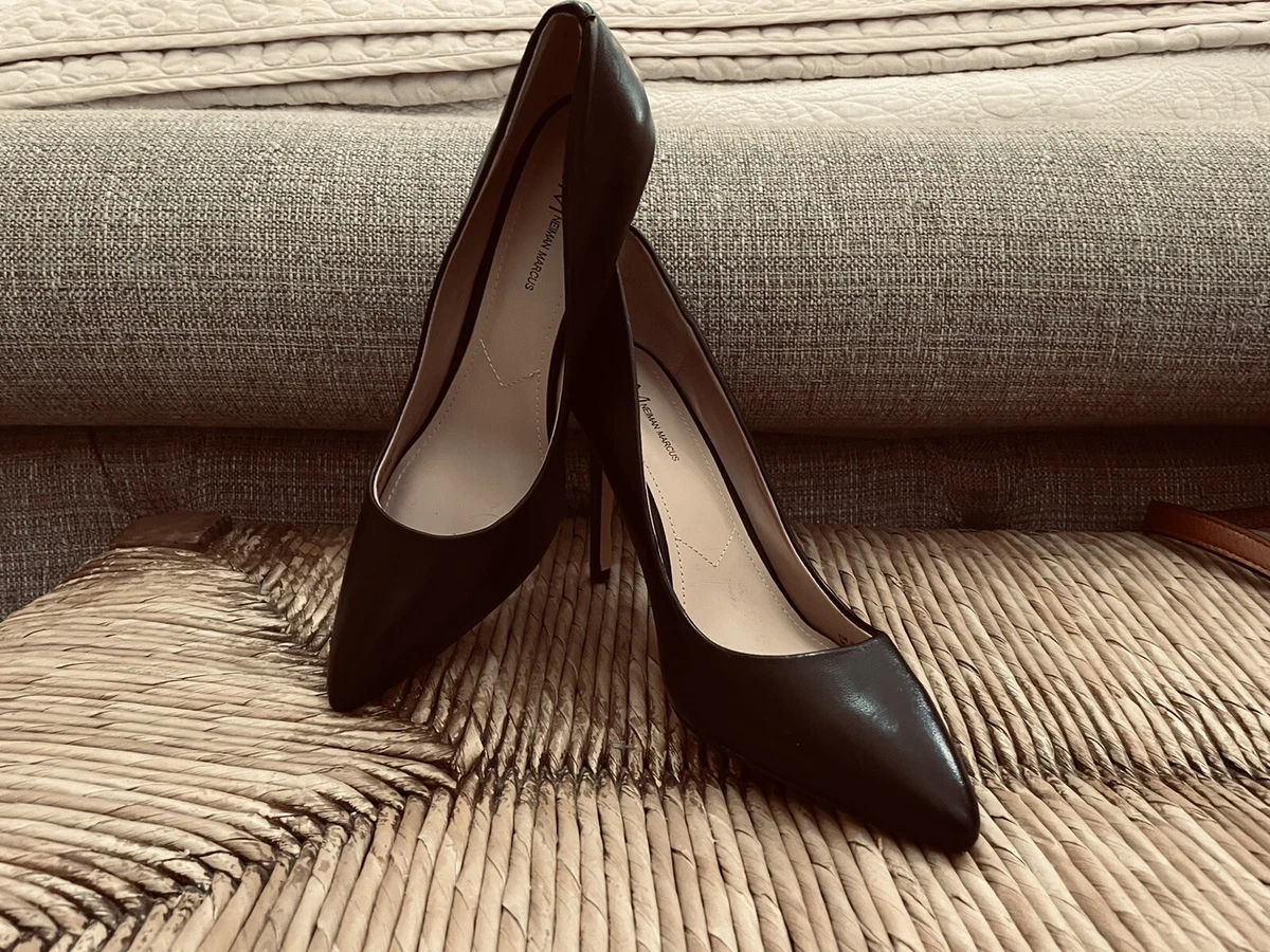 Neiman marcus deals black pumps