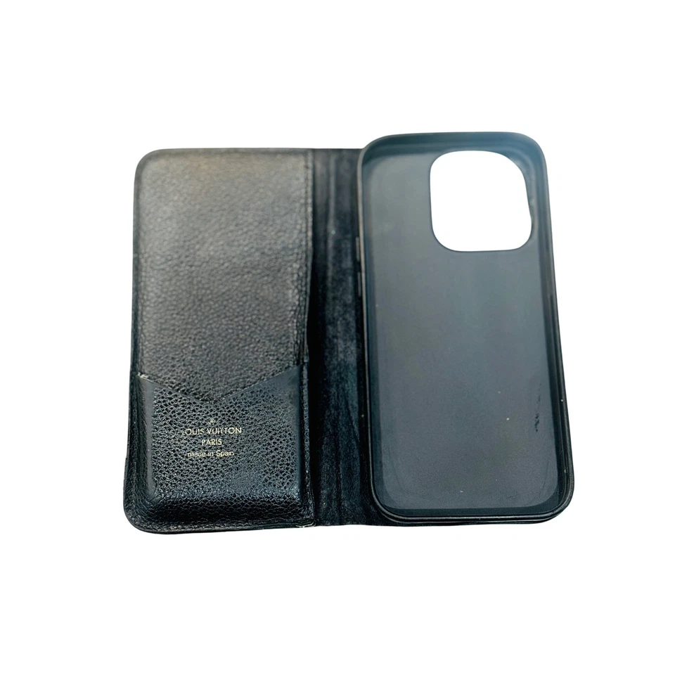 Louis Vuitton Cuero Negro Auténtico iPhone 15 Pro Folio Estuche Monograma Repujado Foto 3 de 4