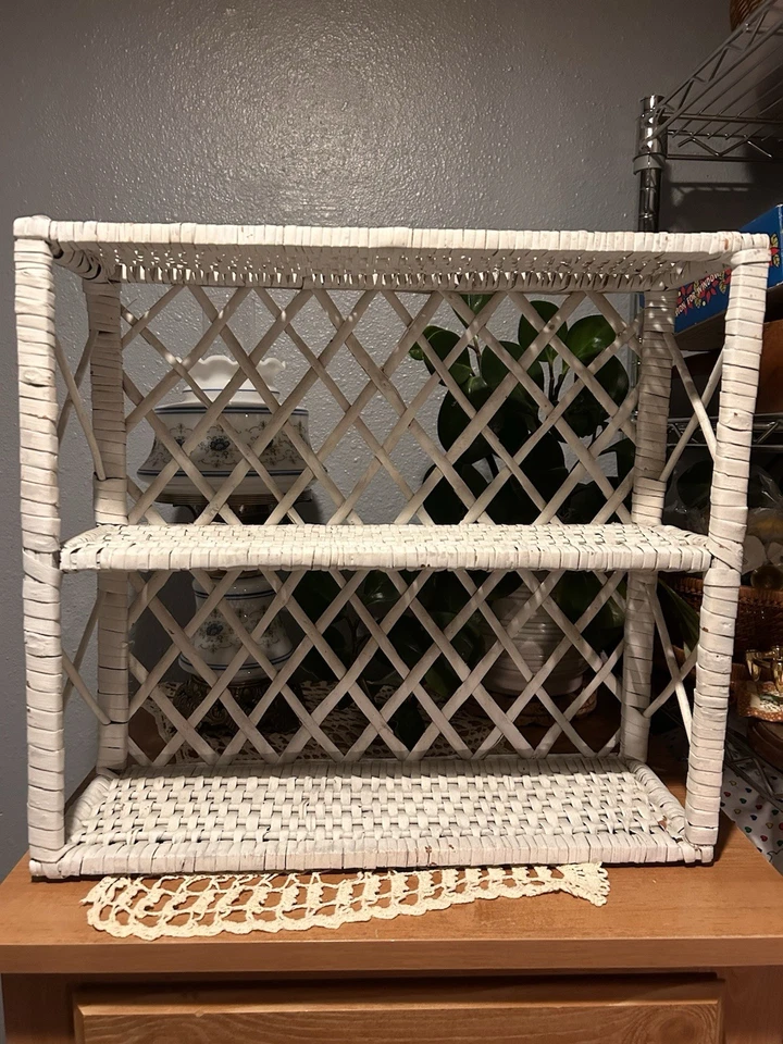 Estante de pared colgante vintage de mimbre blanco. Moderno de mediados de siglo. Foto 2 de 4