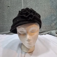 Black D&Y Womans Beanie Hat One Size Flower Model WBU9557