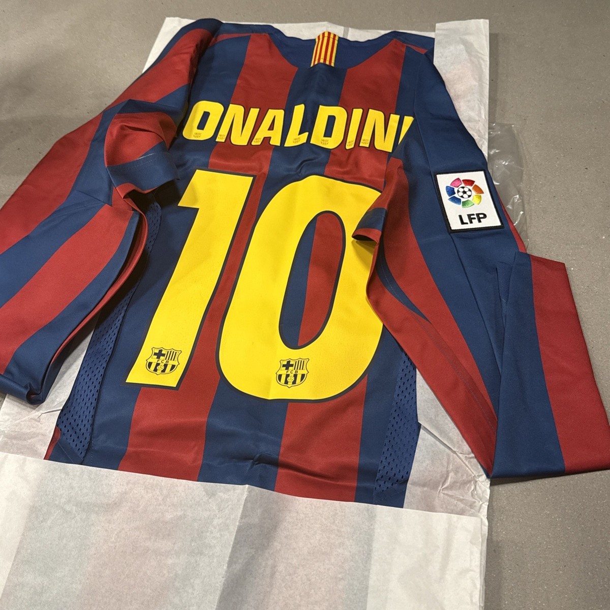 Nike FC Barcelona Re-Issue 2005/06 Ronaldinho #10 Home Jersey Size