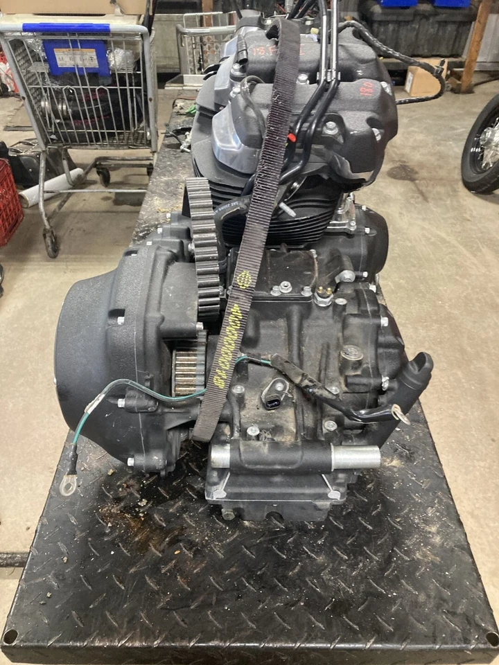 Harley Davidson Softail Street Bob 18 motor 107 ci Foto 2 de 4