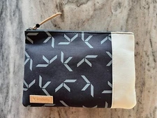 BRAND NEW SEALED QANTAS BUSINESS CLASS AMENITY KIT (NEW STYLE) - FREE SHIPPING!