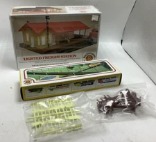 2 New Vintage Bachman HO Scale Lighted Freight Station #46216 36 signs poles