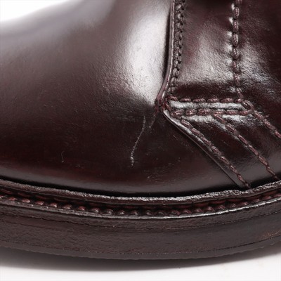 Alden 1339 Chukka boot is built on the Barrie last. The model has a Horween Color 8 Shell Cordovan leather upper with a double leather outsole.