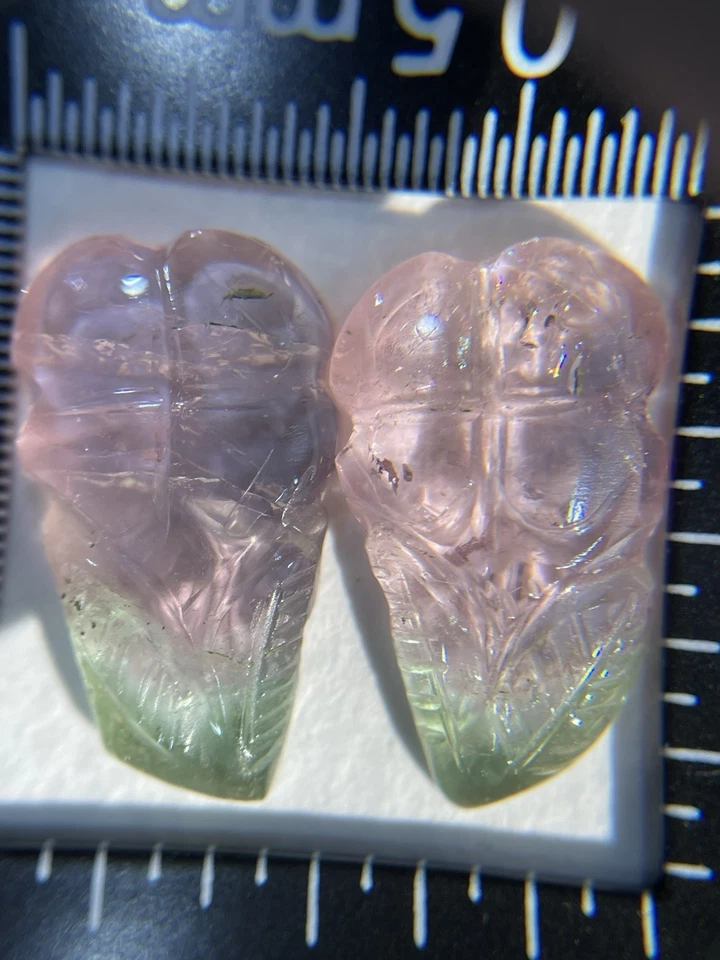 Par de flores de turmalina tallada de 9,45 quilates de peso total, rosa pastel y verde Foto 3 de 4