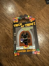 Disney pin Halloween 2009 Mickey knocking on door Trick Or Treat