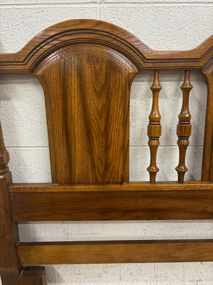 Cabecero vintage tamaño queen estilo tradicional tres paneles husillos torneados Foto 4 de 4