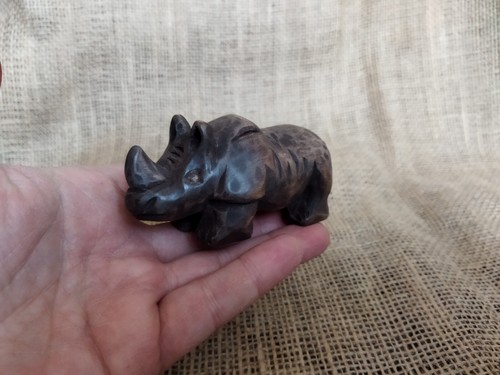 Estatua de rinoceronte. Estatuilla de rinoceronte de madera. Tótem animal tallado a mano. - Imagen 23 de 24