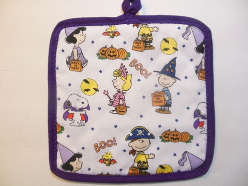 PEANUTS 2022 HALLOWEEN Potholders, NEW, hand-crafted, 8"x 8" - Picture 3 of 11
