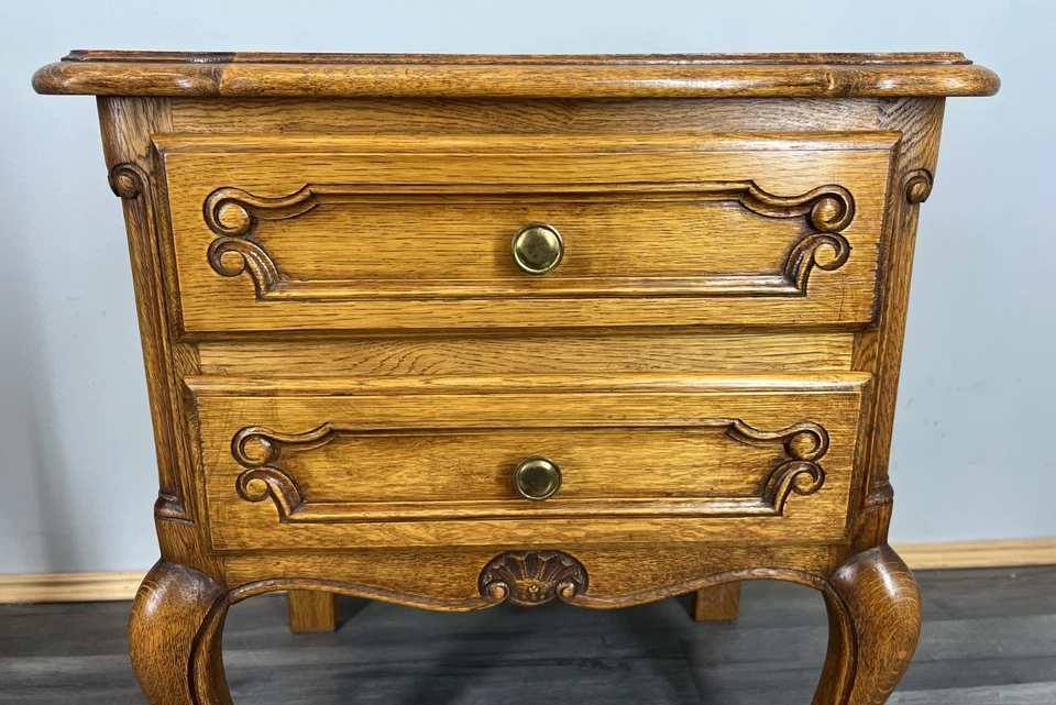 French Vintage Oak Bedside Tables Pair Cupboards Cabinets Louis XVI LOT 3943 - Image 4 of 4