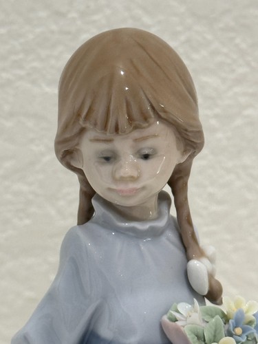 Figurina Lladro 7604 Giornate di Scuola Società Collezionisti 1988 Ragazza con fiori e custodia - Foto 3 di 10
