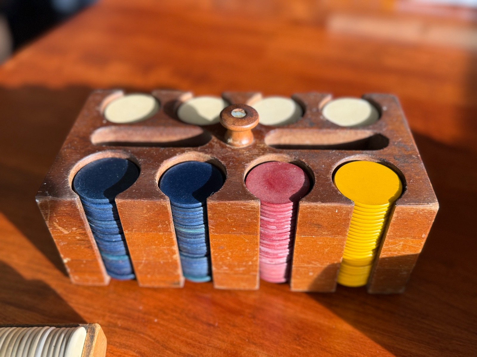 600 Vintage Antique Smooth Clay Poker Chips with Wood Holders and Trays