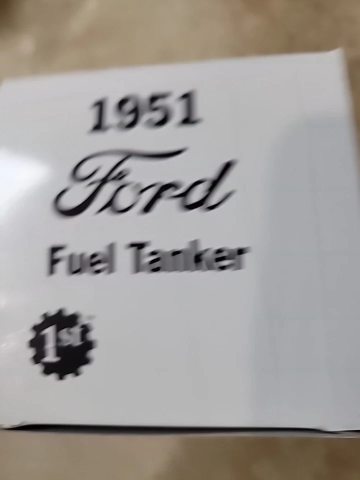 Ford F-6 1951 First Gear "Mobil-ize" combustible grasa móvil 1:34 rojo fundido a presión nuevo en caja Foto 3 de 4