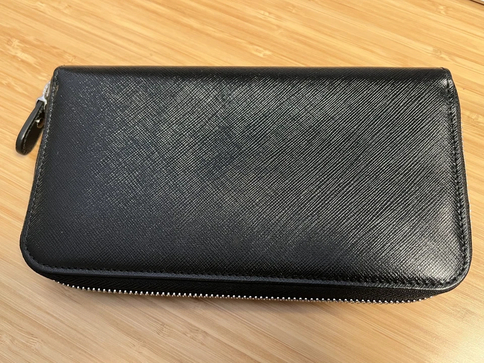 Carteira longa Salvatore Ferragamo preta com zíper Saffiano autêntica - Imagem 2 de 4