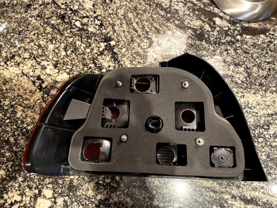 Luz trasera lateral derecha pasajero BMW OEM 528i 530i 540i M5 1997-2000 HELLA Foto 2 de 4