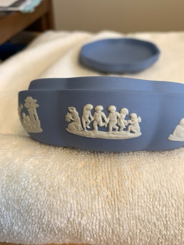 Vintage Wedgwood Jasperware Trinket Box, white on blue - Picture 4 of 12