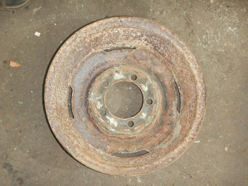 Llanta de fábrica Jeep CJ CJ5 CJ7 Scrambler 45-86 OEM 15x5,5 5x5,5 orejetas ENVÍO GRATUITO Foto 3 de 4