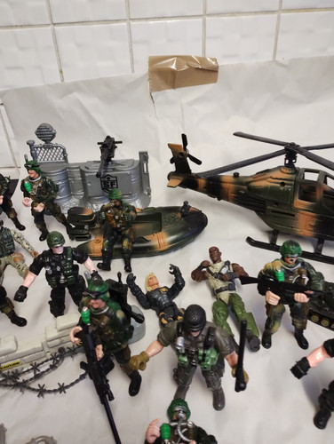 toy soldiers And Accessories job lot - Picture 5 of 11