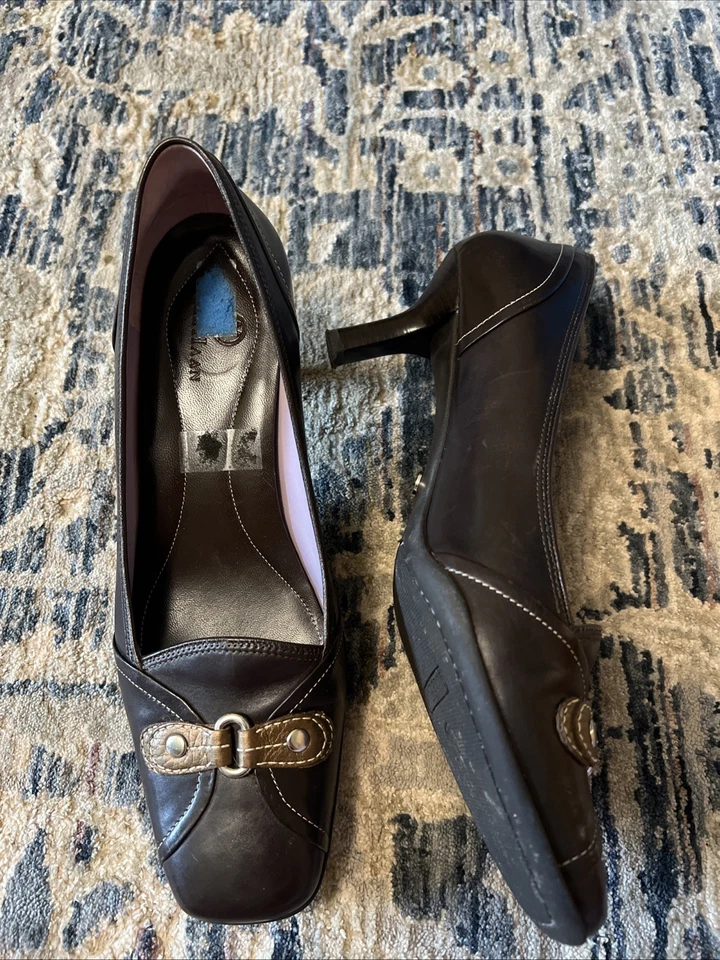 Zapatos de salón Cole Haan para mujer de cuero marrón con tacón de gatito, talla 8,5 Foto 2 de 2
