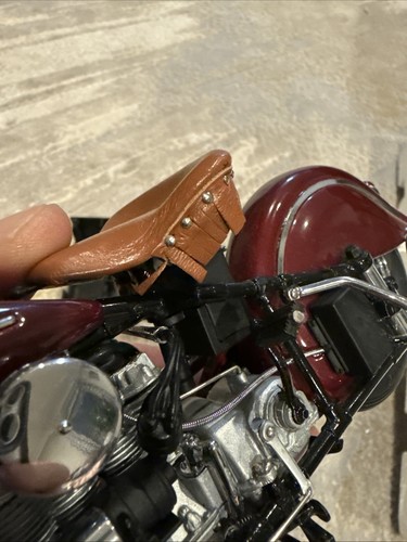 Franklin Mint 1942 Harley-Davidson Indian Motorcycle Model 442 (1:10 Scale) - Picture 11 of 13