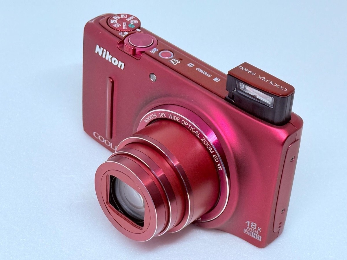 美品 ニコン COOLPIX S9400 コンパクトデジタルカメラ レッド Nikon COOLPIX S9400 Red Digital Camera 18.1 MP 18x Optical Zoom